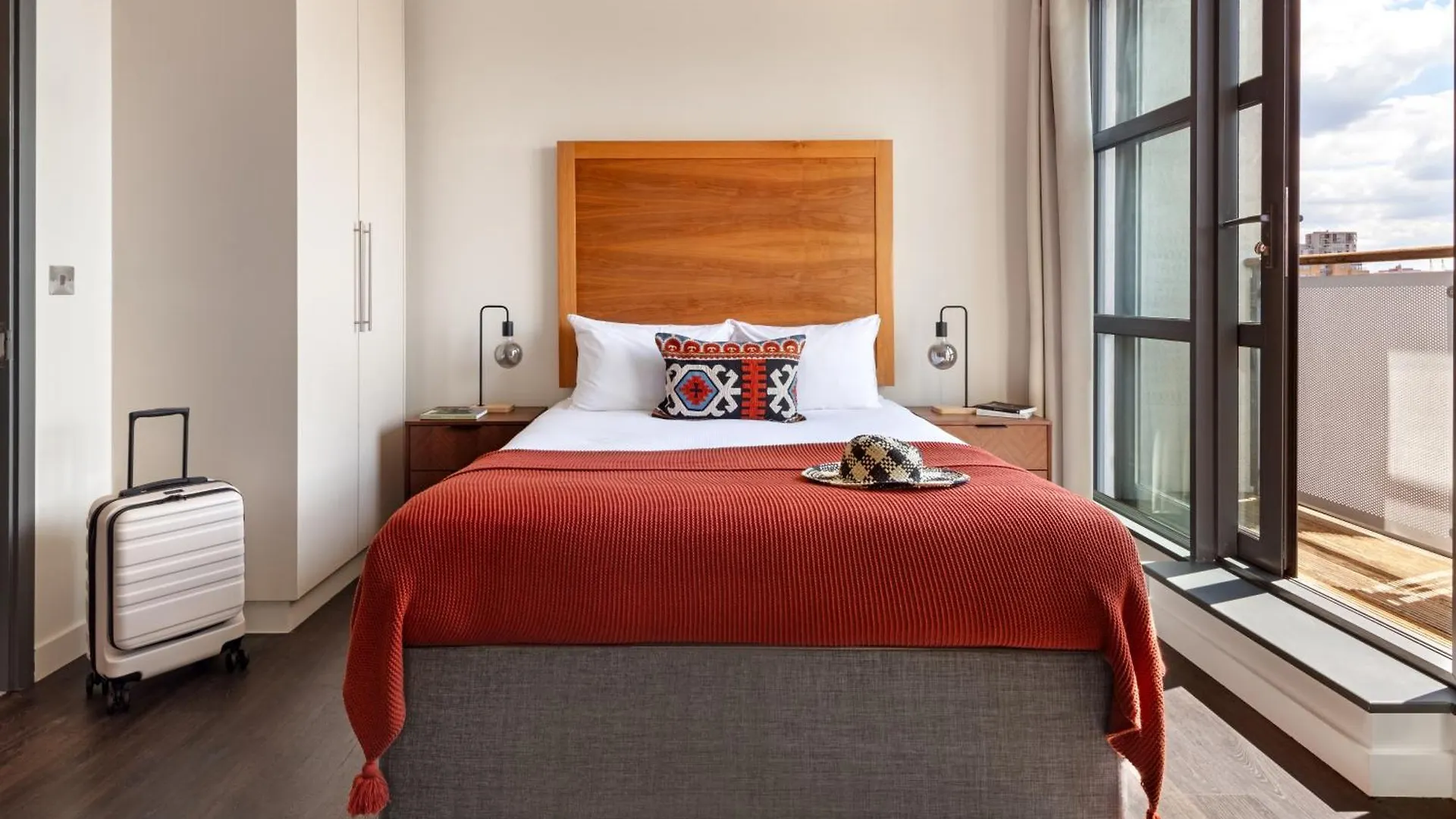 Where to Stay in Canary Wharf: 6 Best 4-Star Hotels